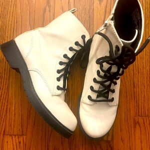 💰5 for 25$! White and black boots 🎲 💰